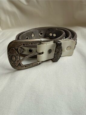 VTG Women's Sand Castle White Leather-Trim Belt with Decorative Silver Buckle